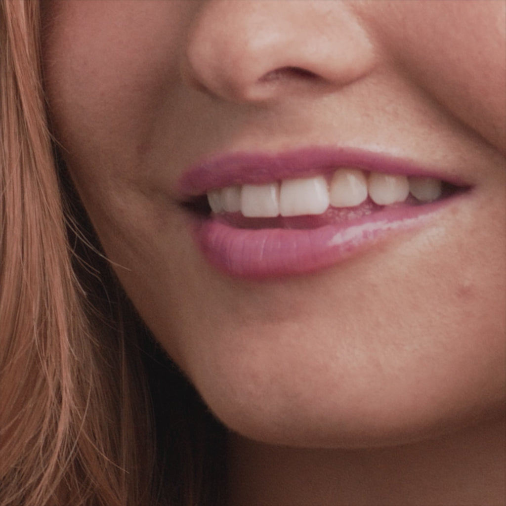 Application video of model putting on Glowify® pH Lip Oil Tint shade Mood Ring.